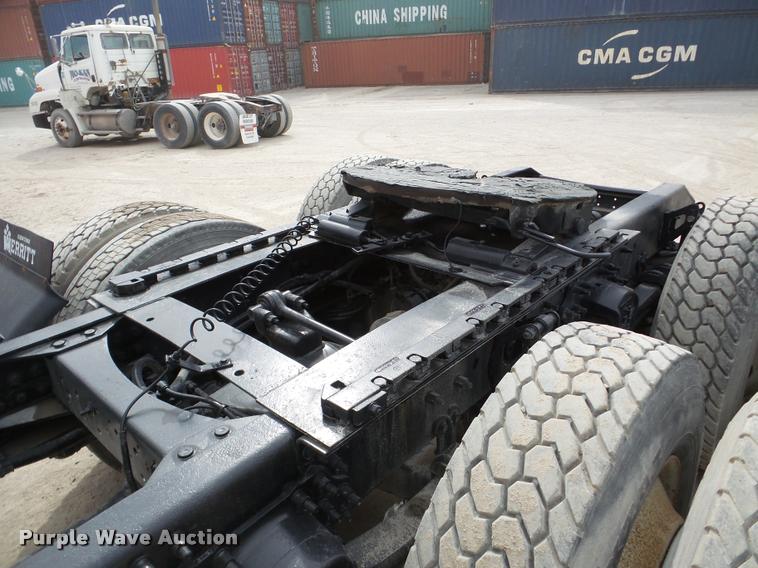 image for item DA7393 2000 Volvo VNL semi truck