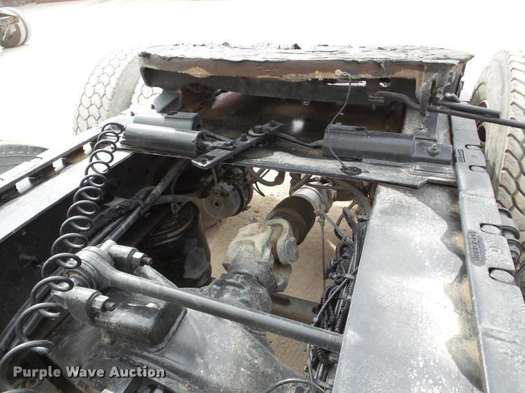 image for item DA7393 2000 Volvo VNL semi truck