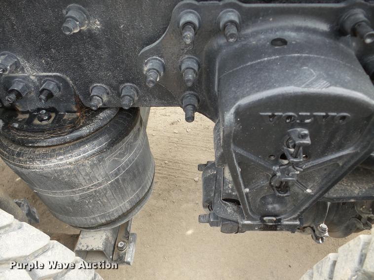 image for item DA7393 2000 Volvo VNL semi truck