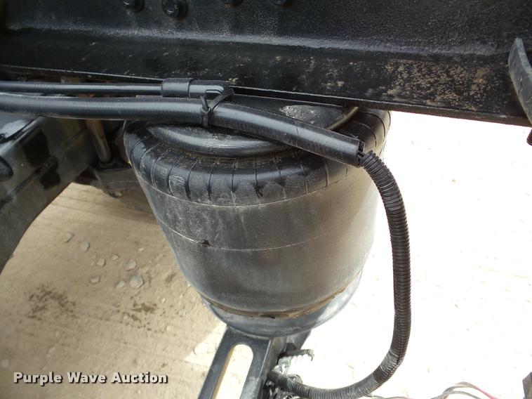 image for item DA7393 2000 Volvo VNL semi truck