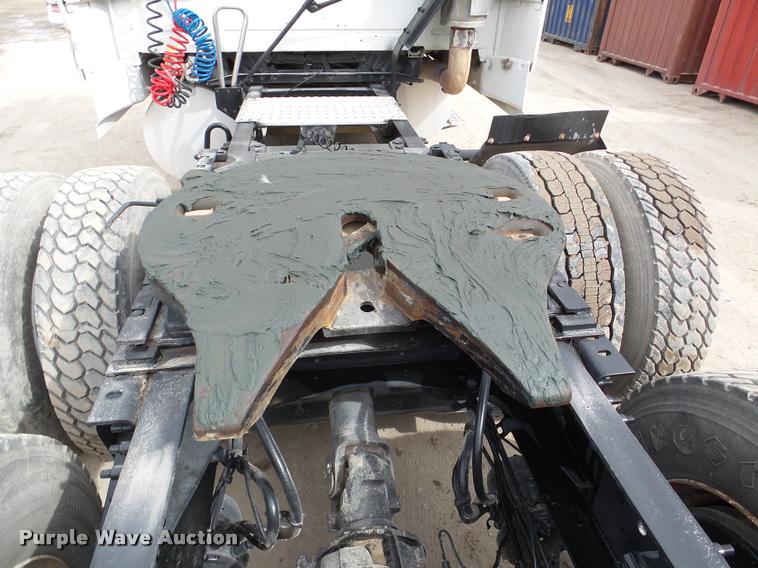 image for item DA7393 2000 Volvo VNL semi truck