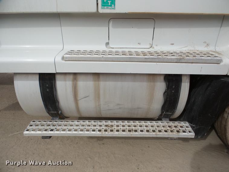 image for item DA7393 2000 Volvo VNL semi truck