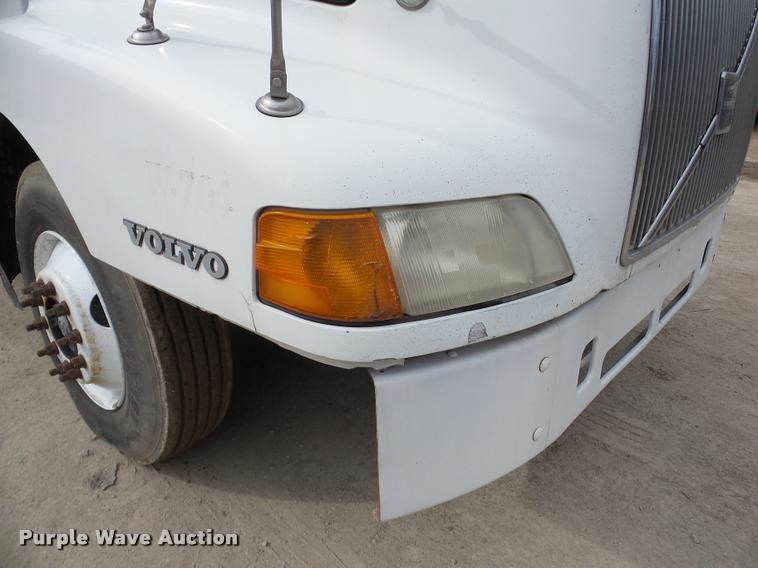 image for item DA7393 2000 Volvo VNL semi truck