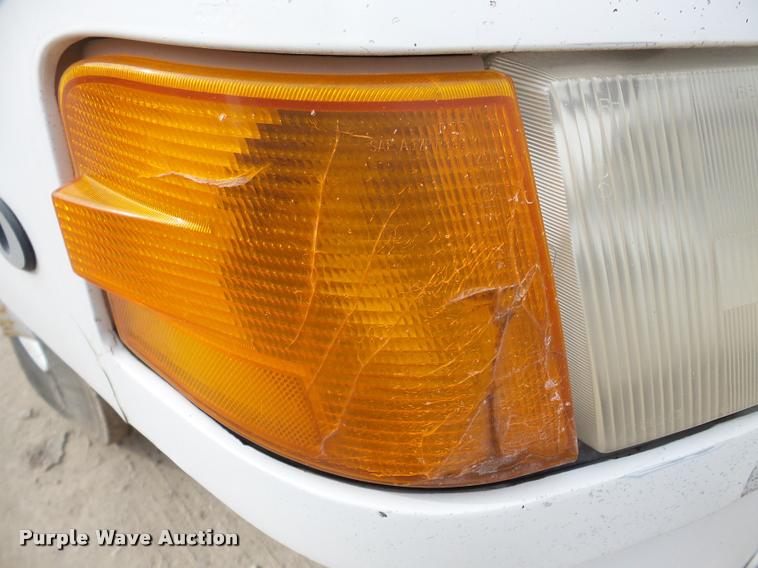 image for item DA7393 2000 Volvo VNL semi truck