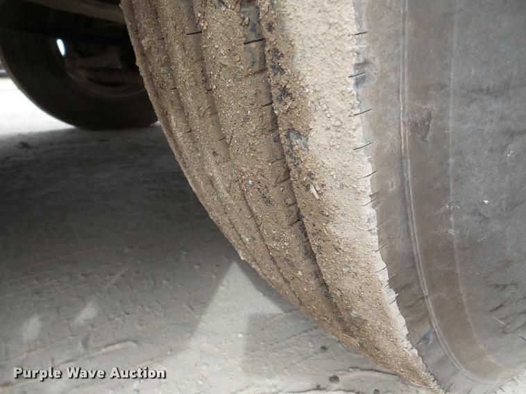 image for item DA7393 2000 Volvo VNL semi truck