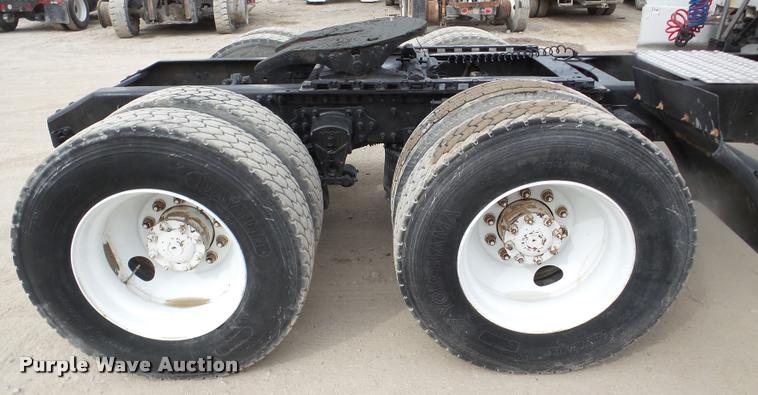 image for item DA7393 2000 Volvo VNL semi truck