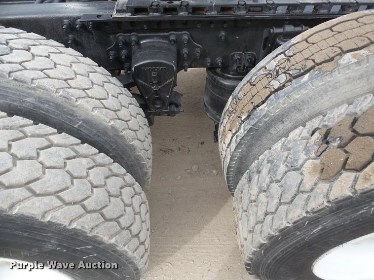 image for item DA7393 2000 Volvo VNL semi truck