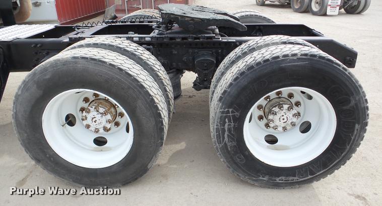 image for item DA7393 2000 Volvo VNL semi truck