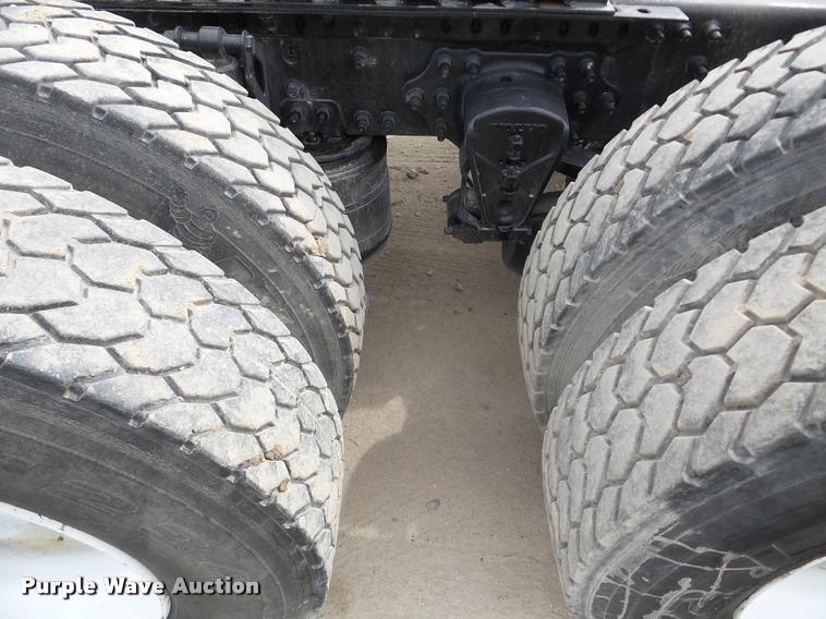 image for item DA7393 2000 Volvo VNL semi truck