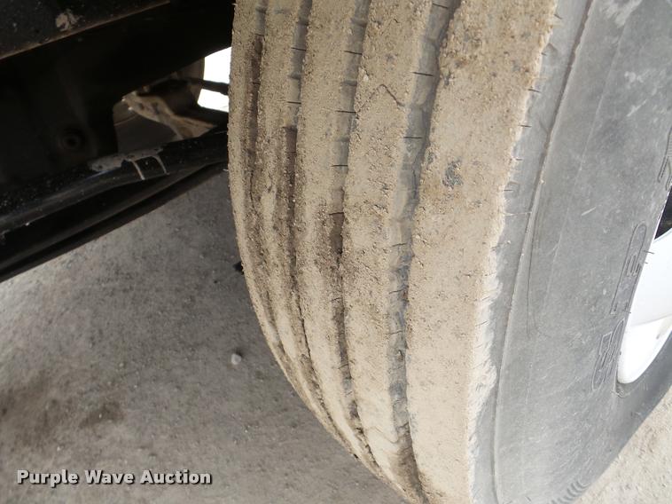 image for item DA7393 2000 Volvo VNL semi truck