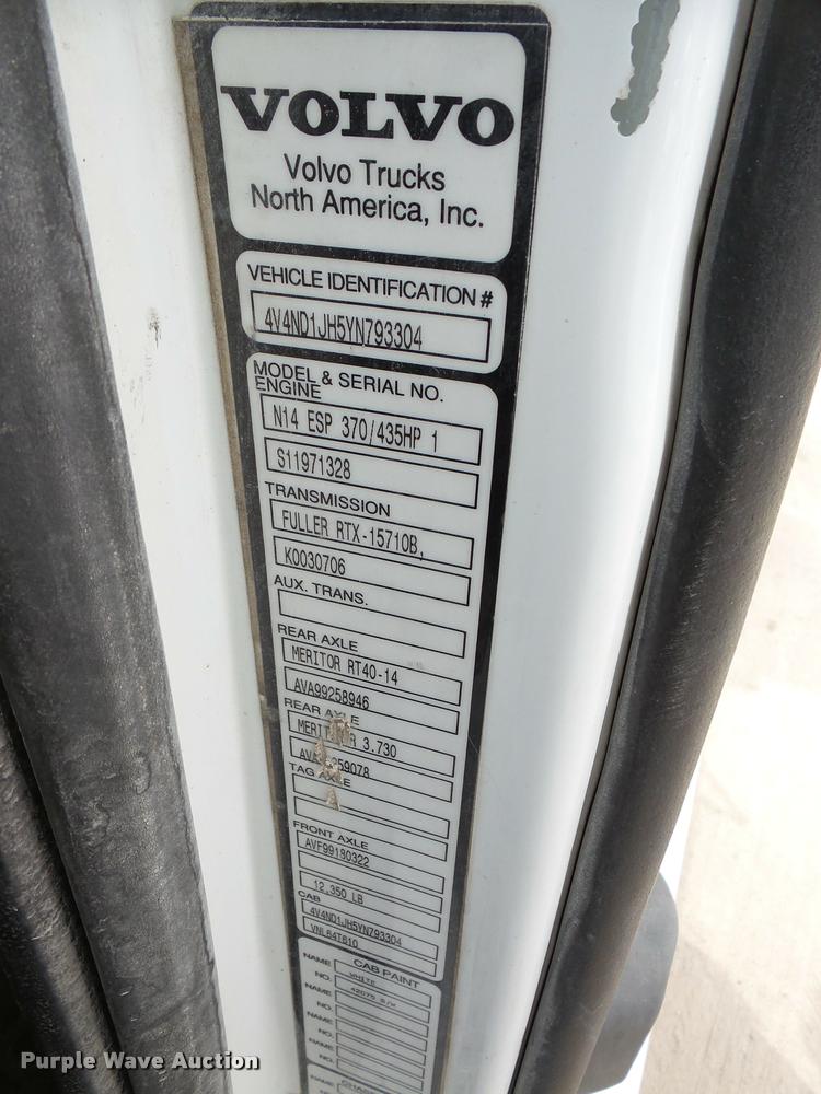 image for item DA7393 2000 Volvo VNL semi truck