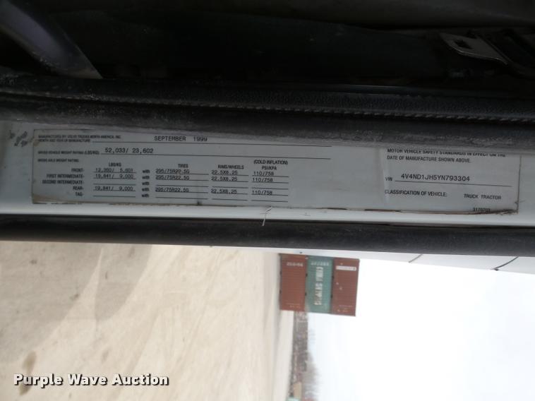 image for item DA7393 2000 Volvo VNL semi truck