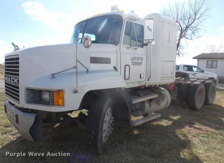 image for item DB0676 1990 Mack CH613 semi truck