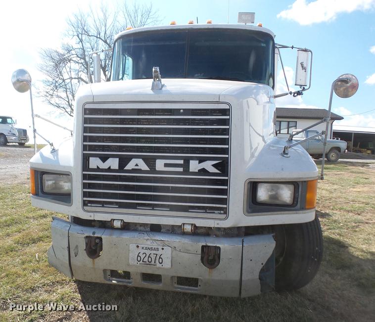 image for item DB0676 1990 Mack CH613 semi truck