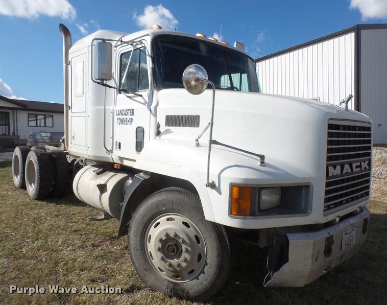 image for item DB0676 1990 Mack CH613 semi truck