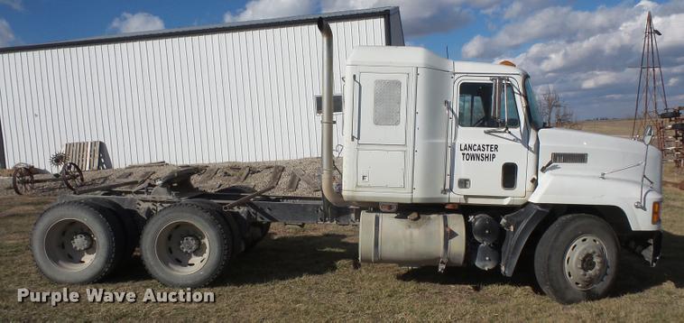 image for item DB0676 1990 Mack CH613 semi truck