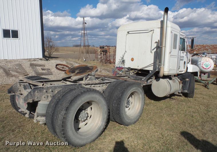 image for item DB0676 1990 Mack CH613 semi truck