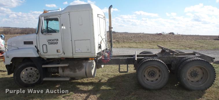 image for item DB0676 1990 Mack CH613 semi truck