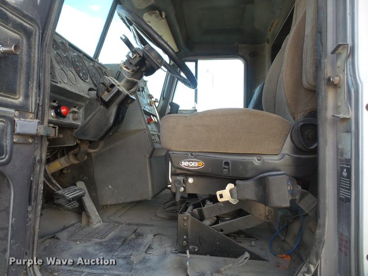 image for item DB0676 1990 Mack CH613 semi truck