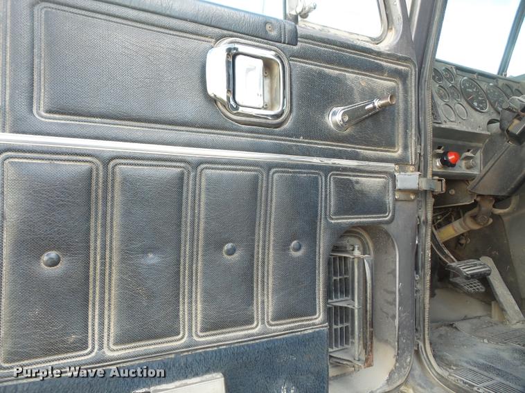 image for item DB0676 1990 Mack CH613 semi truck