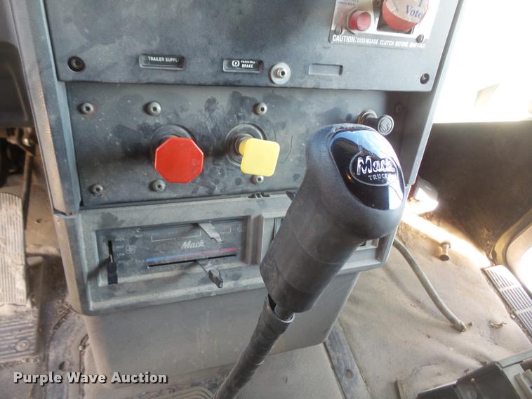 image for item DB0676 1990 Mack CH613 semi truck