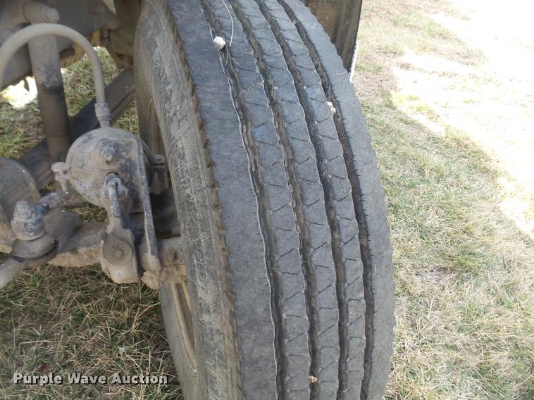 image for item DB0676 1990 Mack CH613 semi truck