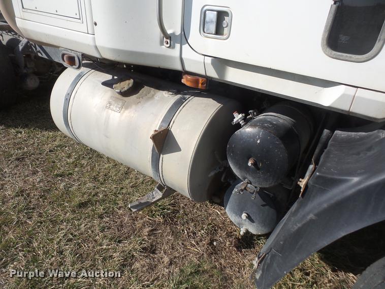 image for item DB0676 1990 Mack CH613 semi truck