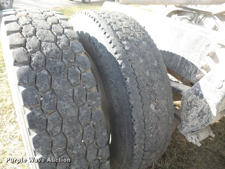 image for item DB0676 1990 Mack CH613 semi truck