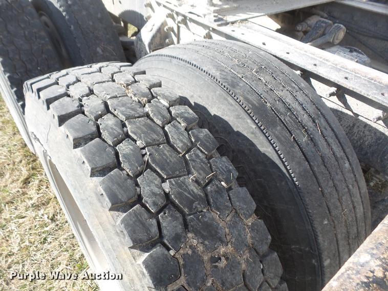 image for item DB0676 1990 Mack CH613 semi truck