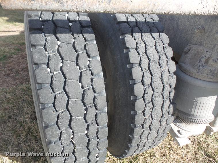 image for item DB0676 1990 Mack CH613 semi truck