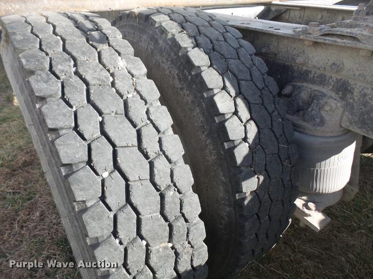 image for item DB0676 1990 Mack CH613 semi truck