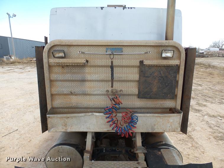 image for item DB4636 1996 International 9400 semi truck