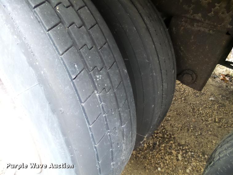 image for item DB5481 1999 Fruehauf dry van trailer