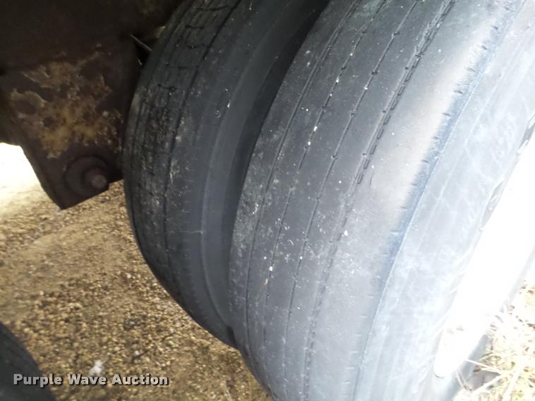 image for item DB5481 1999 Fruehauf dry van trailer