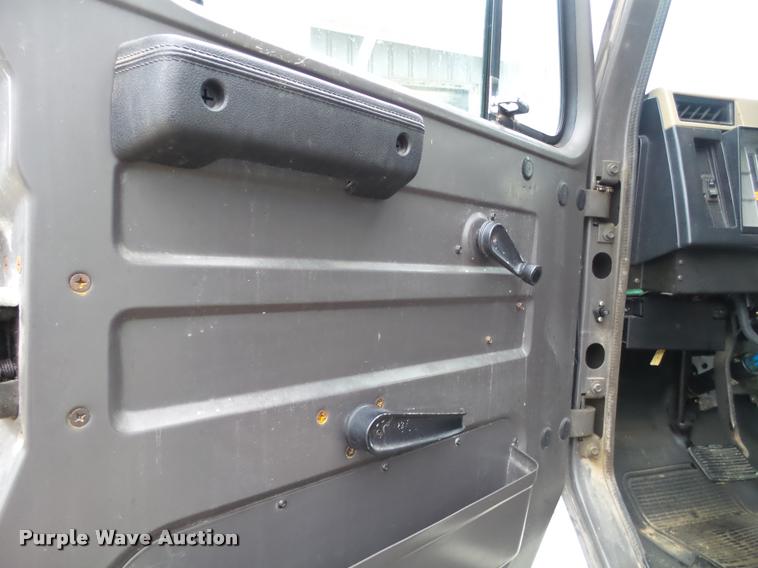 image for item DB5483 1995 International 4700 box truck