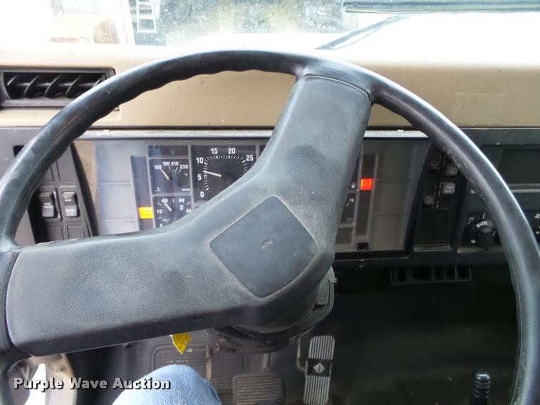 image for item DB5483 1995 International 4700 box truck