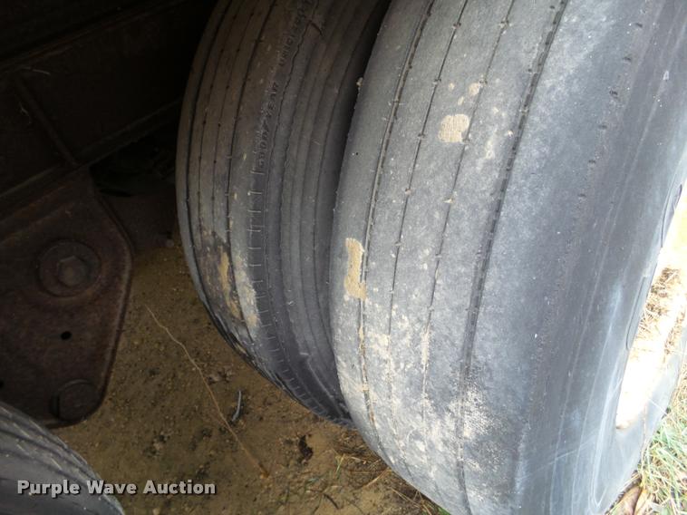 image for item DB5486 1997 Fruehauf dry van trailer