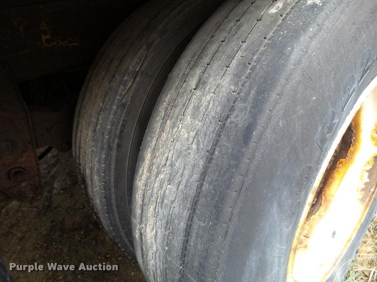 image for item DB5487 1995 Stoughton dry van trailer