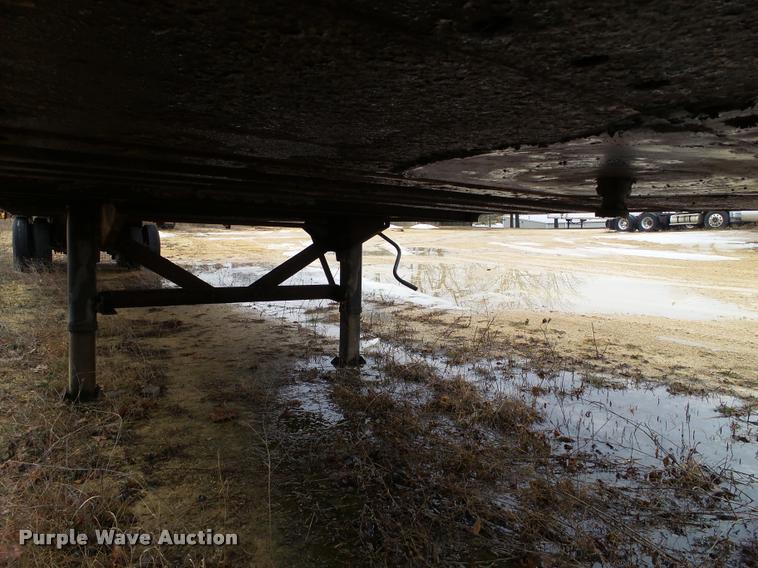 image for item DB5489 1995 Fruehauf dry van trailer