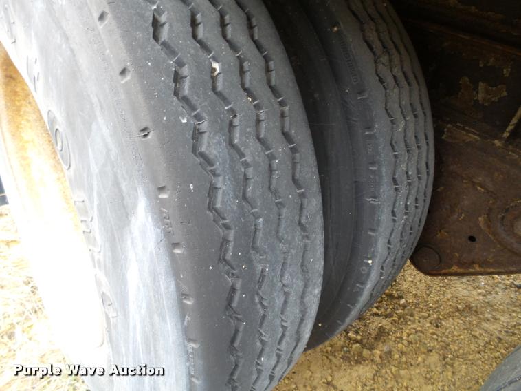 image for item DB5489 1995 Fruehauf dry van trailer