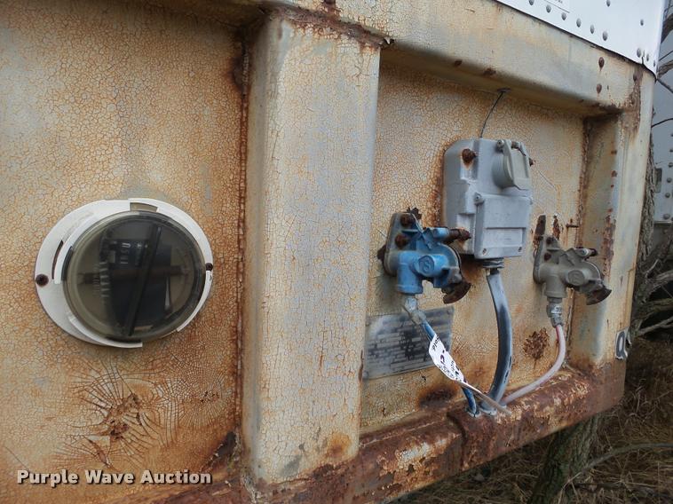 image for item DB5491 1993 Fruehauf dry van trailer