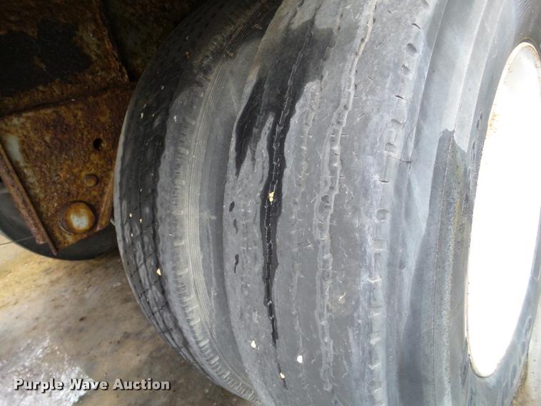 image for item DB5497 1984 Fruehauf dry van trailer