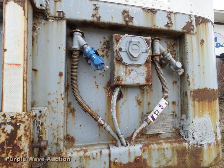 image for item DB5497 1984 Fruehauf dry van trailer