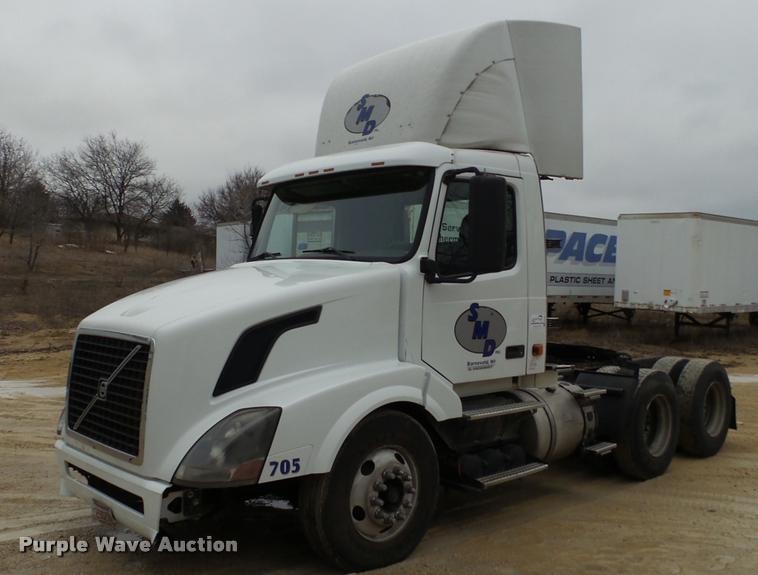 image for item DB5499 2008 Volvo VNL semi truck