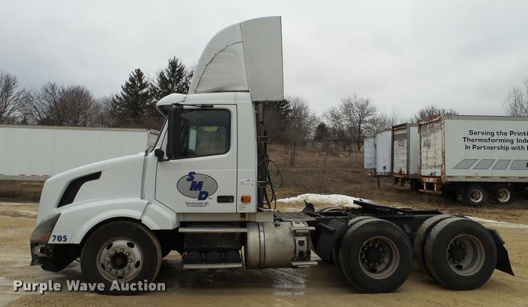image for item DB5499 2008 Volvo VNL semi truck