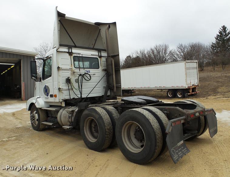 image for item DB5499 2008 Volvo VNL semi truck