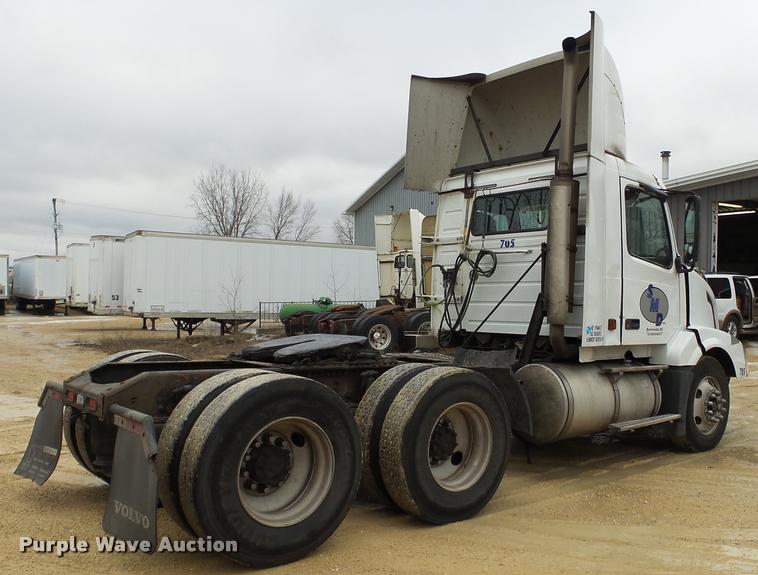 image for item DB5499 2008 Volvo VNL semi truck