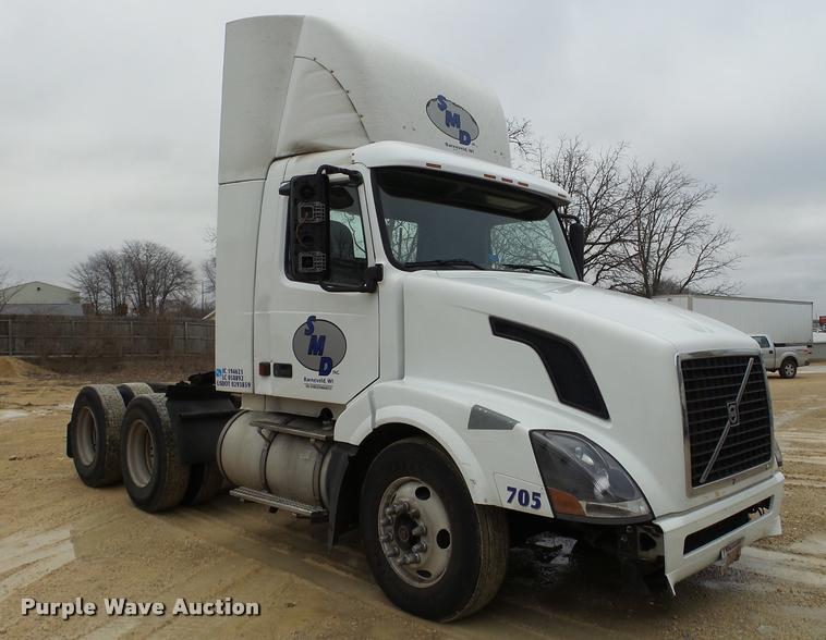 image for item DB5499 2008 Volvo VNL semi truck