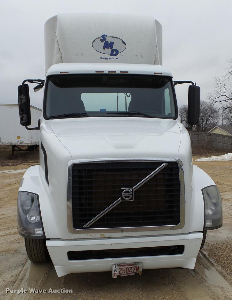 image for item DB5499 2008 Volvo VNL semi truck