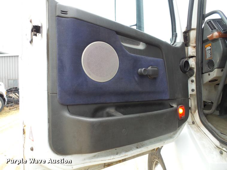 image for item DB5499 2008 Volvo VNL semi truck